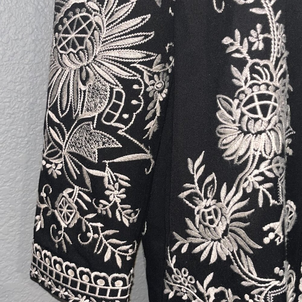 CHICO'S FULLY EMBOIDERED BLACK & WHITE KIMONO JACKET TOPPER - EUC - SIZE 0 = 4/6 - Picture 12 of 15